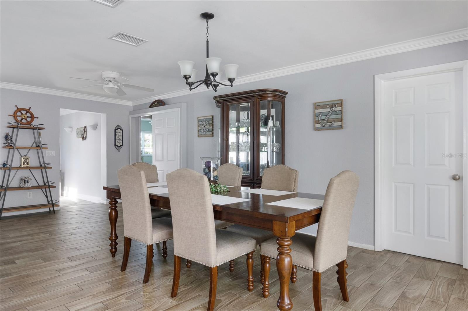 553 E LAKE DR, LARGO, FL, 33771