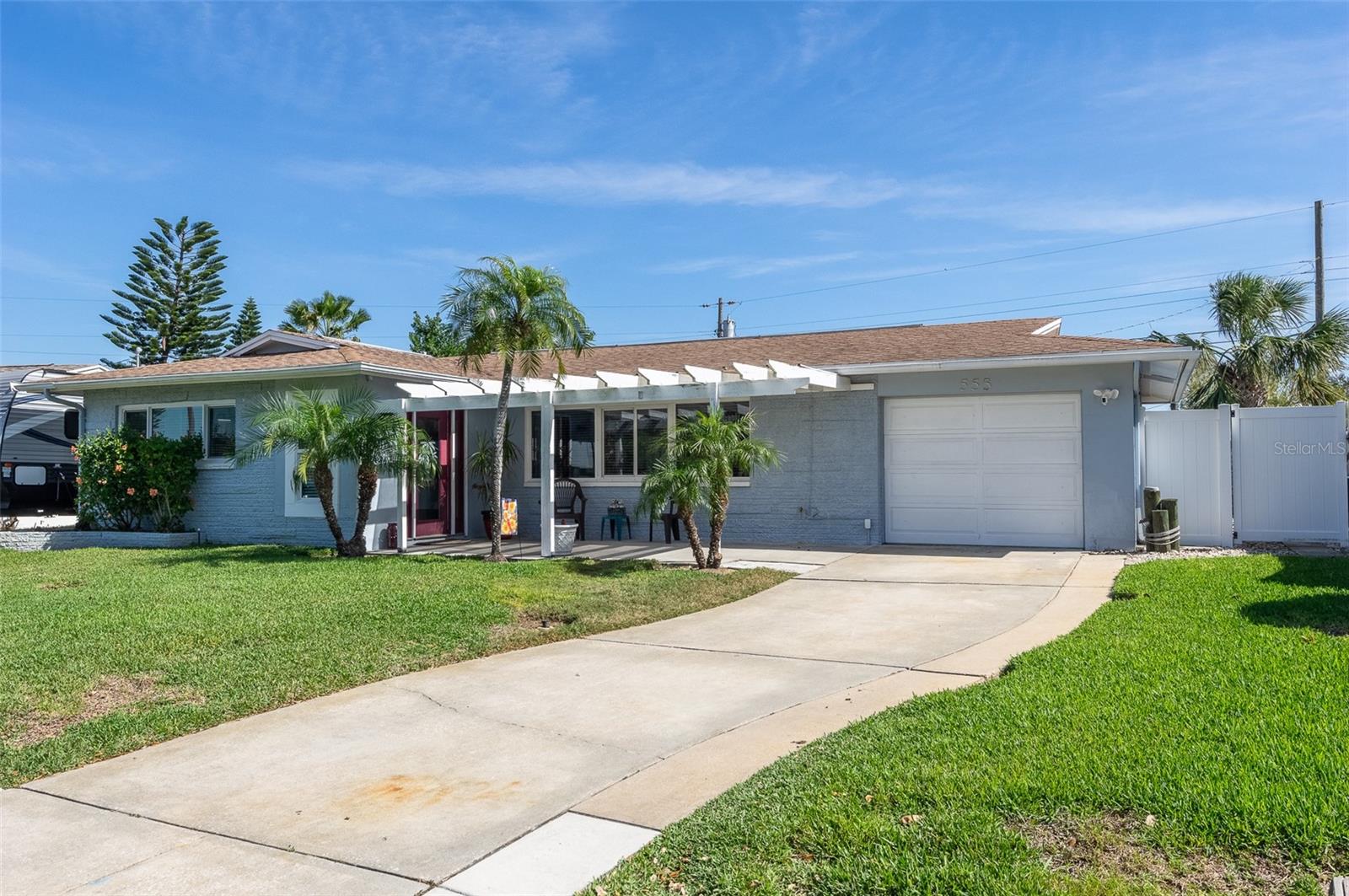 553 E LAKE DR, LARGO, FL, 33771