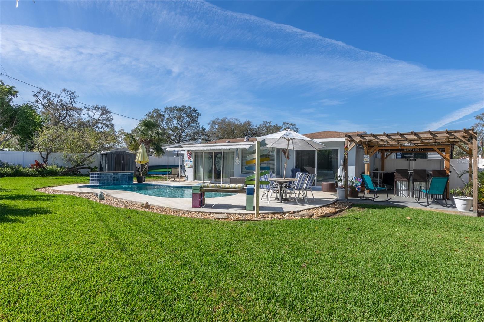 553 E LAKE DR, LARGO, FL, 33771