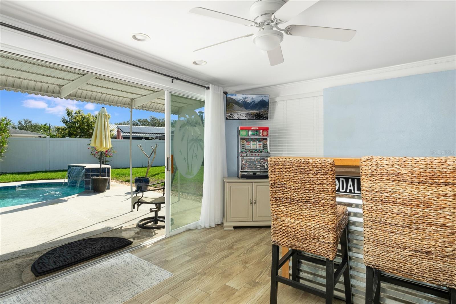 553 E LAKE DR, LARGO, FL, 33771