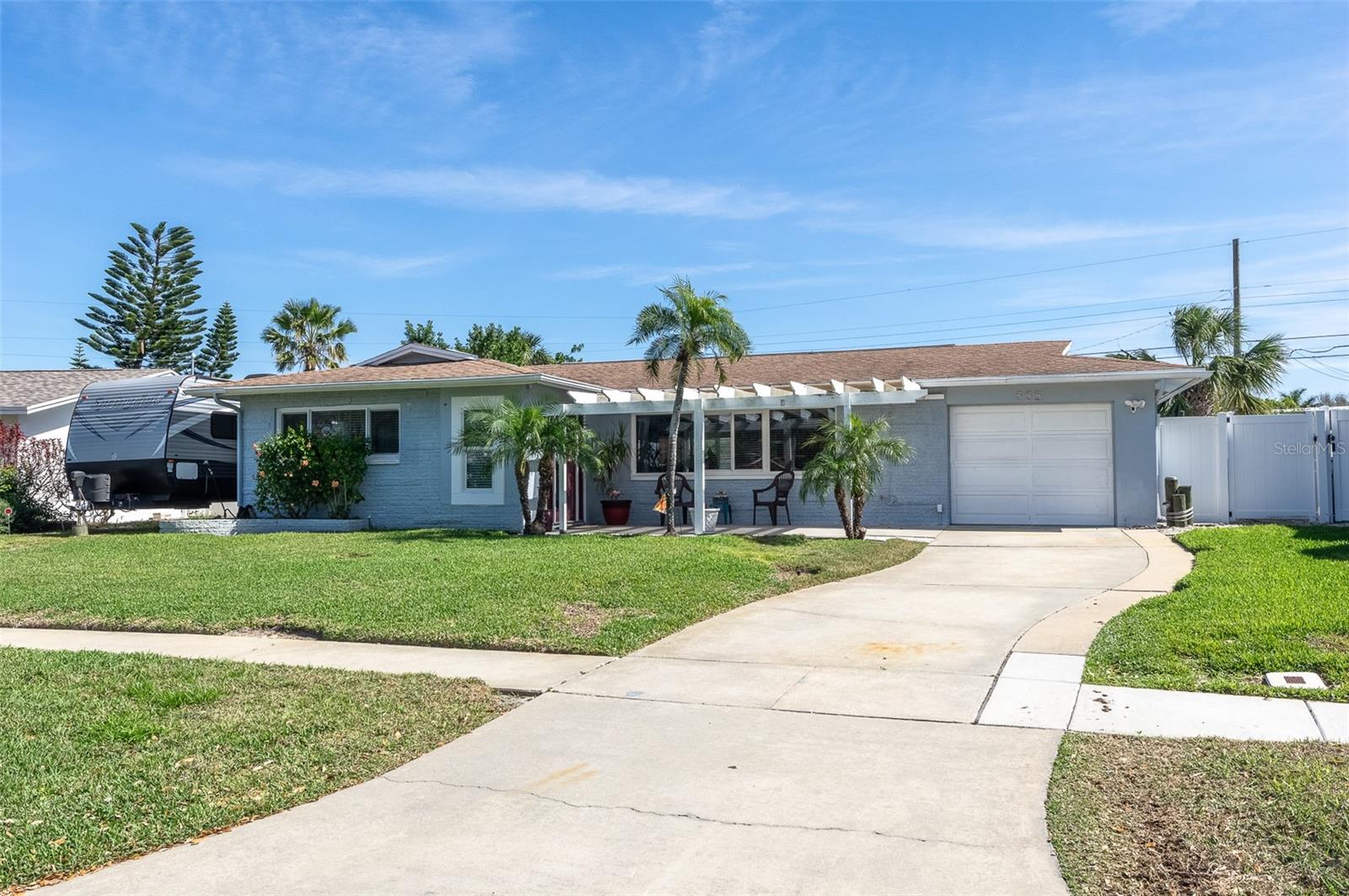 553 E LAKE DR, LARGO, FL, 33771