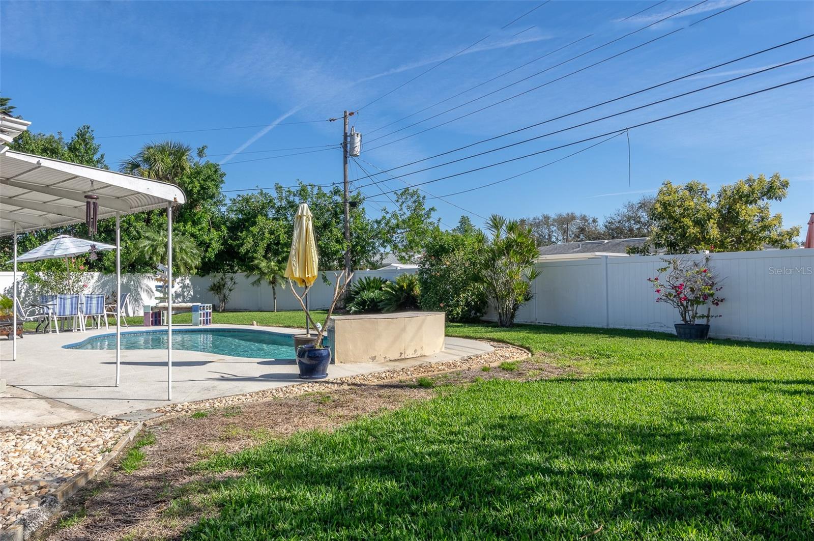 553 E LAKE DR, LARGO, FL, 33771
