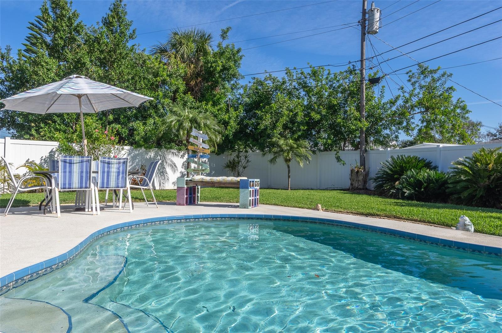 553 E LAKE DR, LARGO, FL, 33771