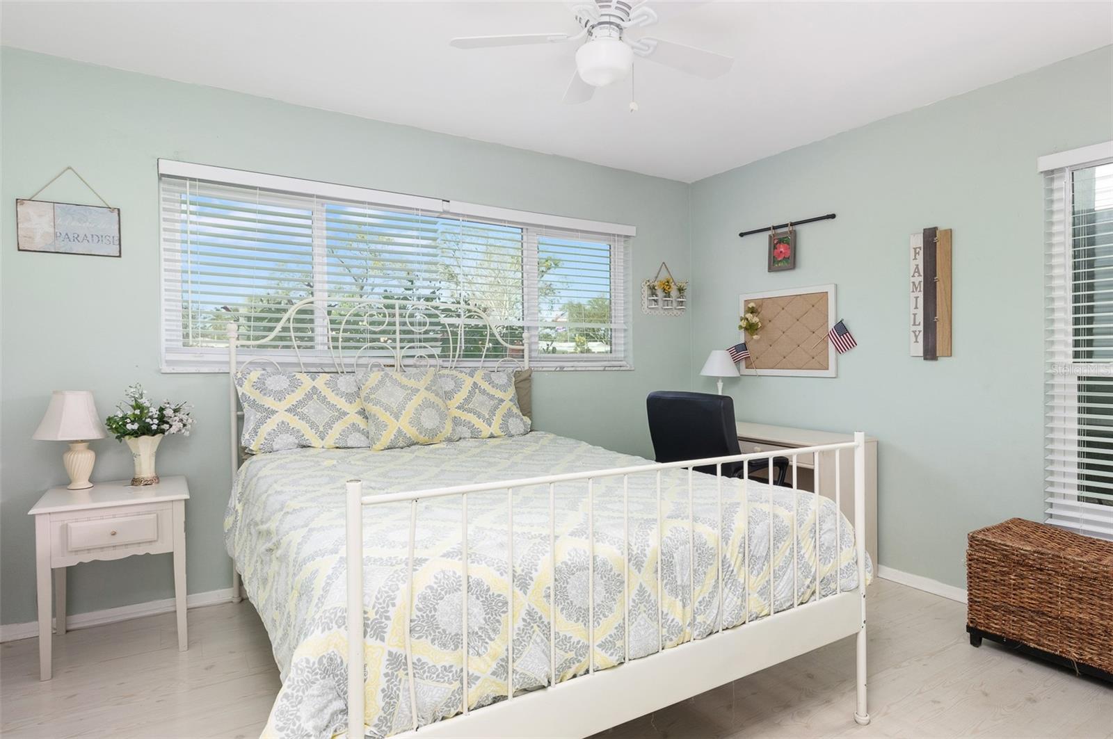 553 E LAKE DR, LARGO, FL, 33771