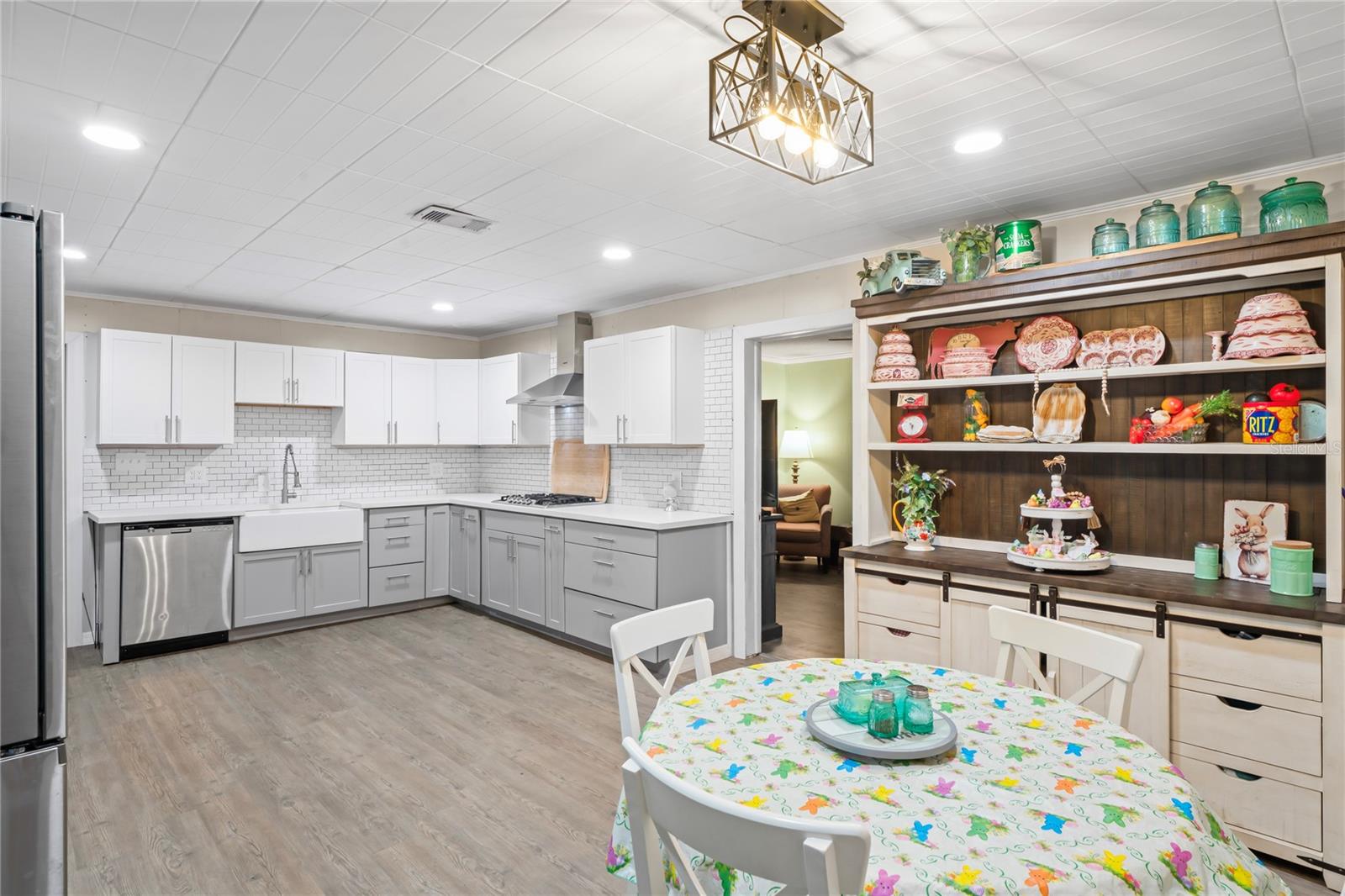 2102 W KNIGHTS GRIFFIN RD, PLANT CITY, FL, 33565