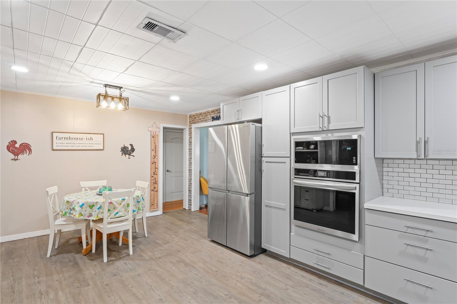 2102 W KNIGHTS GRIFFIN RD, PLANT CITY, FL, 33565