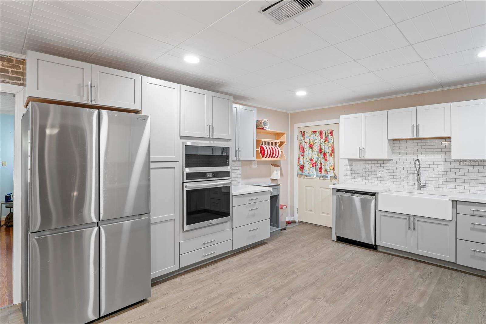 2102 W KNIGHTS GRIFFIN RD, PLANT CITY, FL, 33565