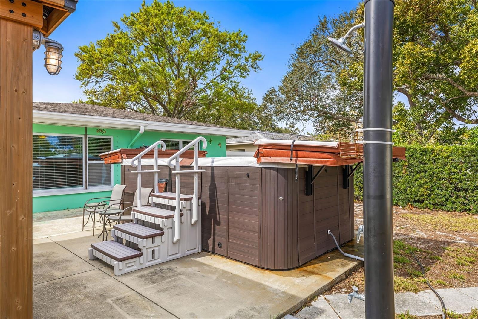 683 CIRCLE DR E, LARGO, FL, 33770