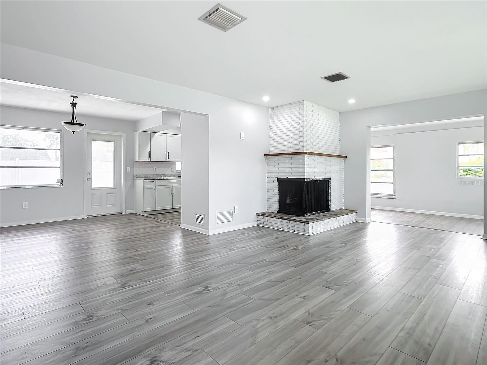 405 S LAKE DR, CLEARWATER, FL, 33755