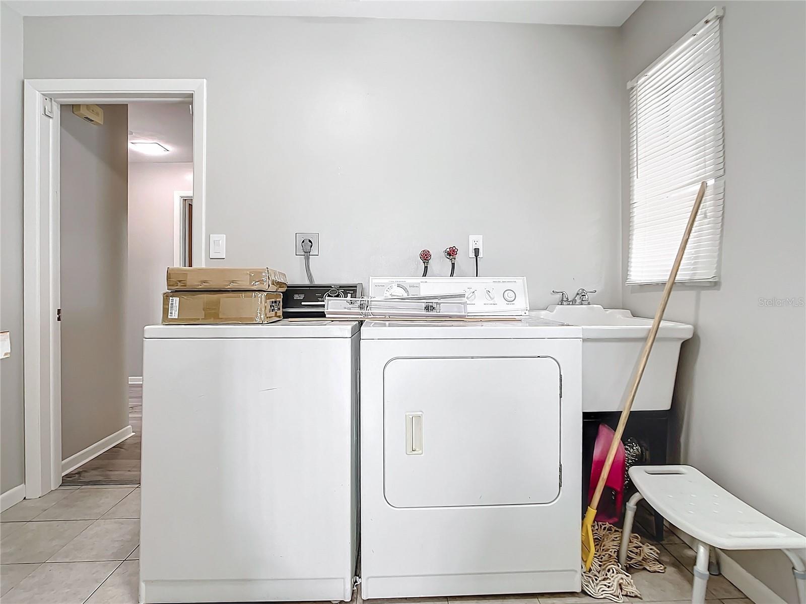 405 S LAKE DR, CLEARWATER, FL, 33755