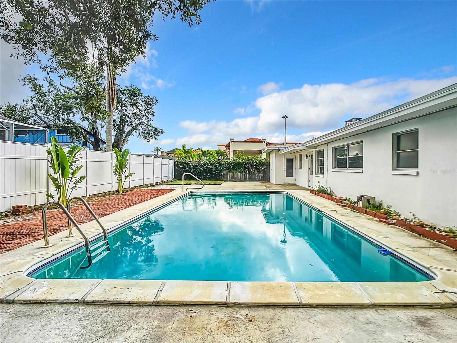 405 S LAKE DR, CLEARWATER, FL, 33755