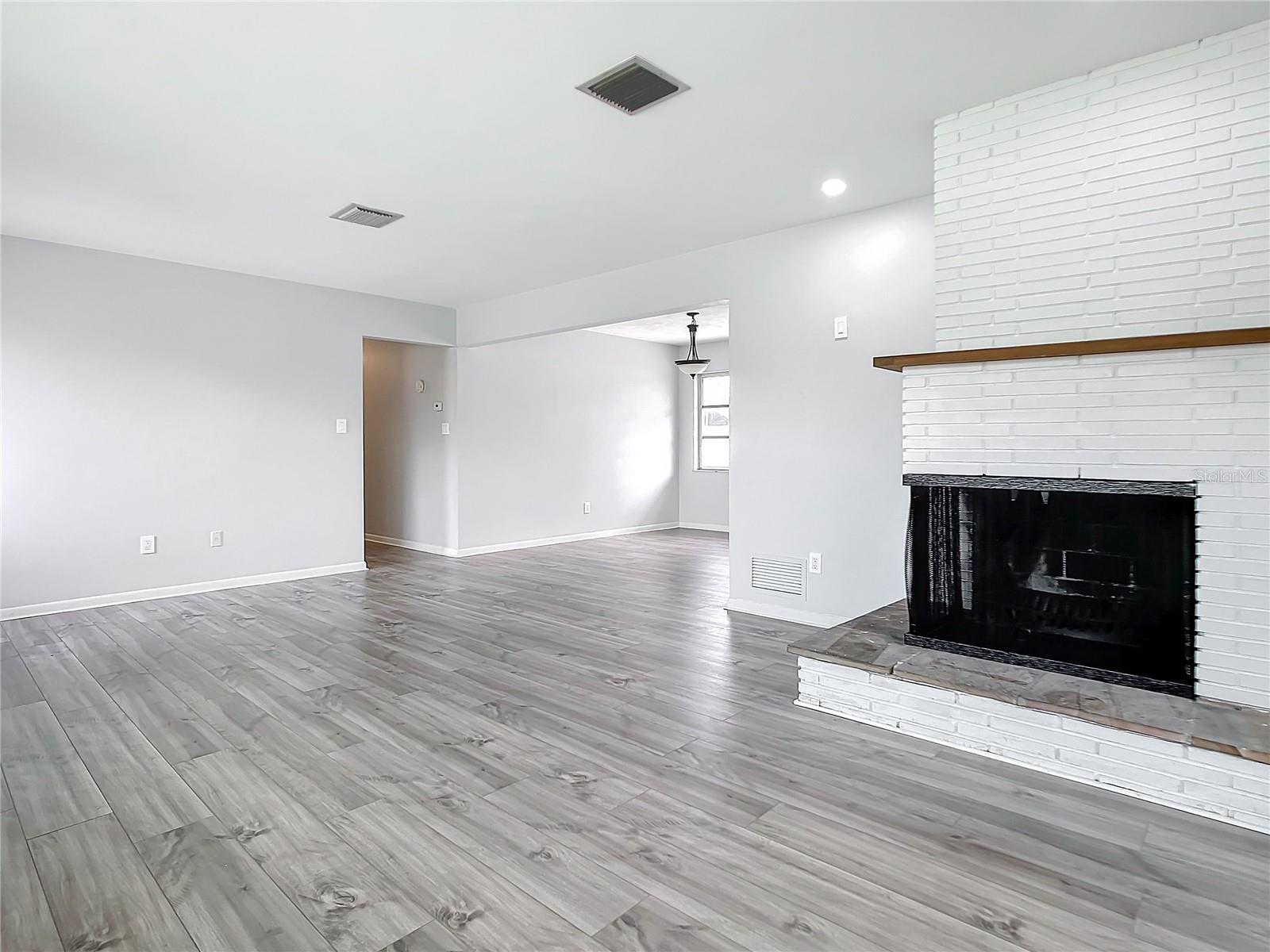 405 S LAKE DR, CLEARWATER, FL, 33755