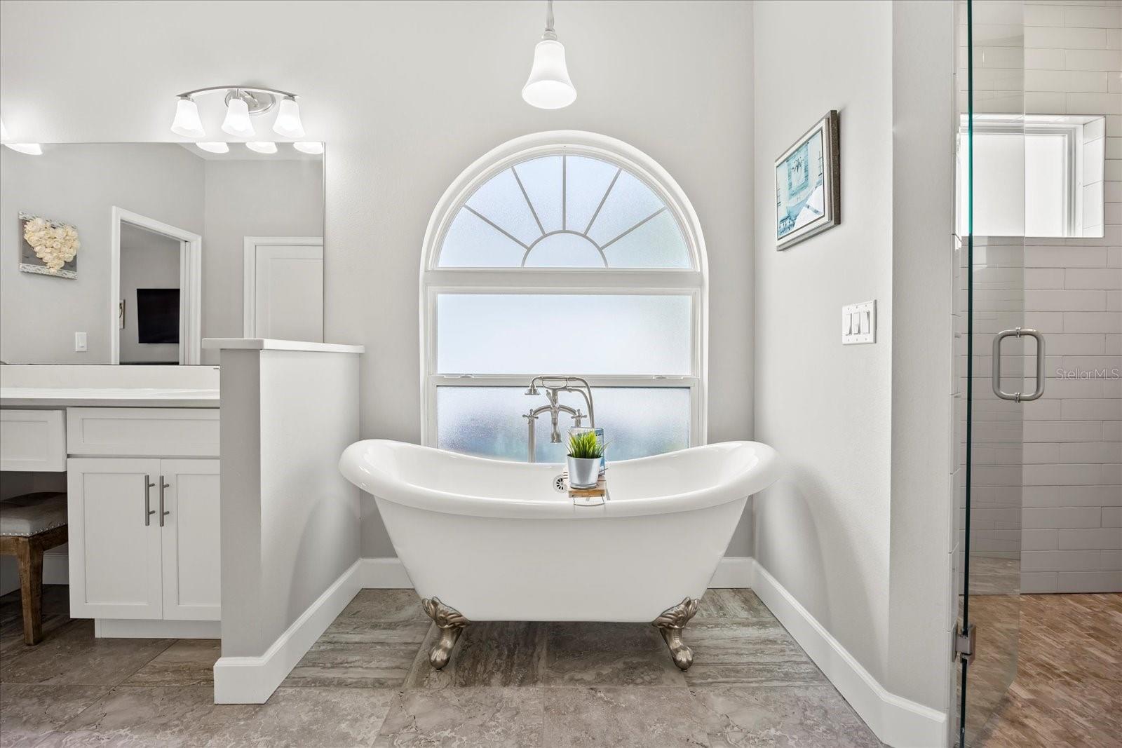 17648 LIVE OAK DR, TAVARES, FL, 32778