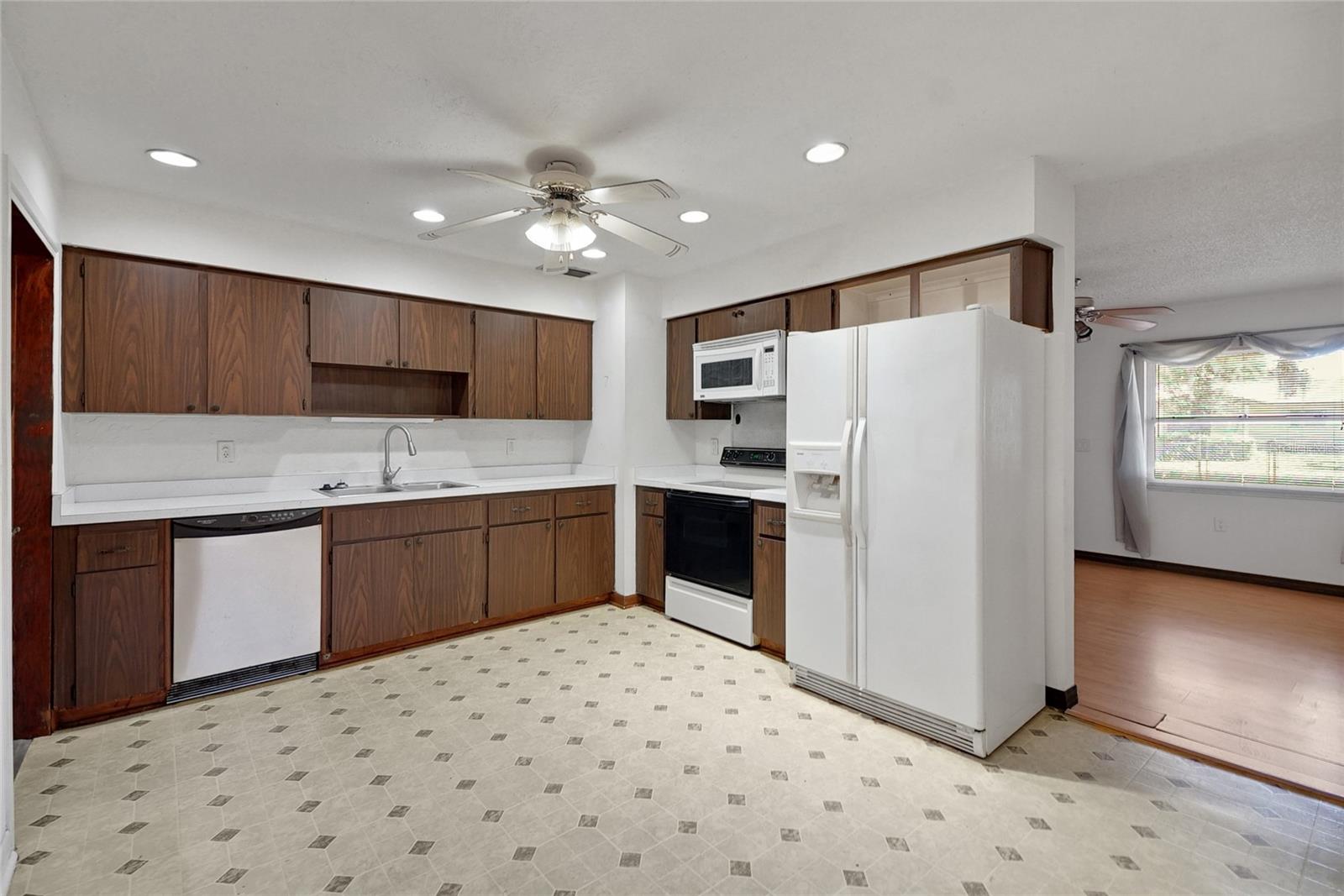6213 HIGHLAND AVE, LEESBURG, FL, 34748
