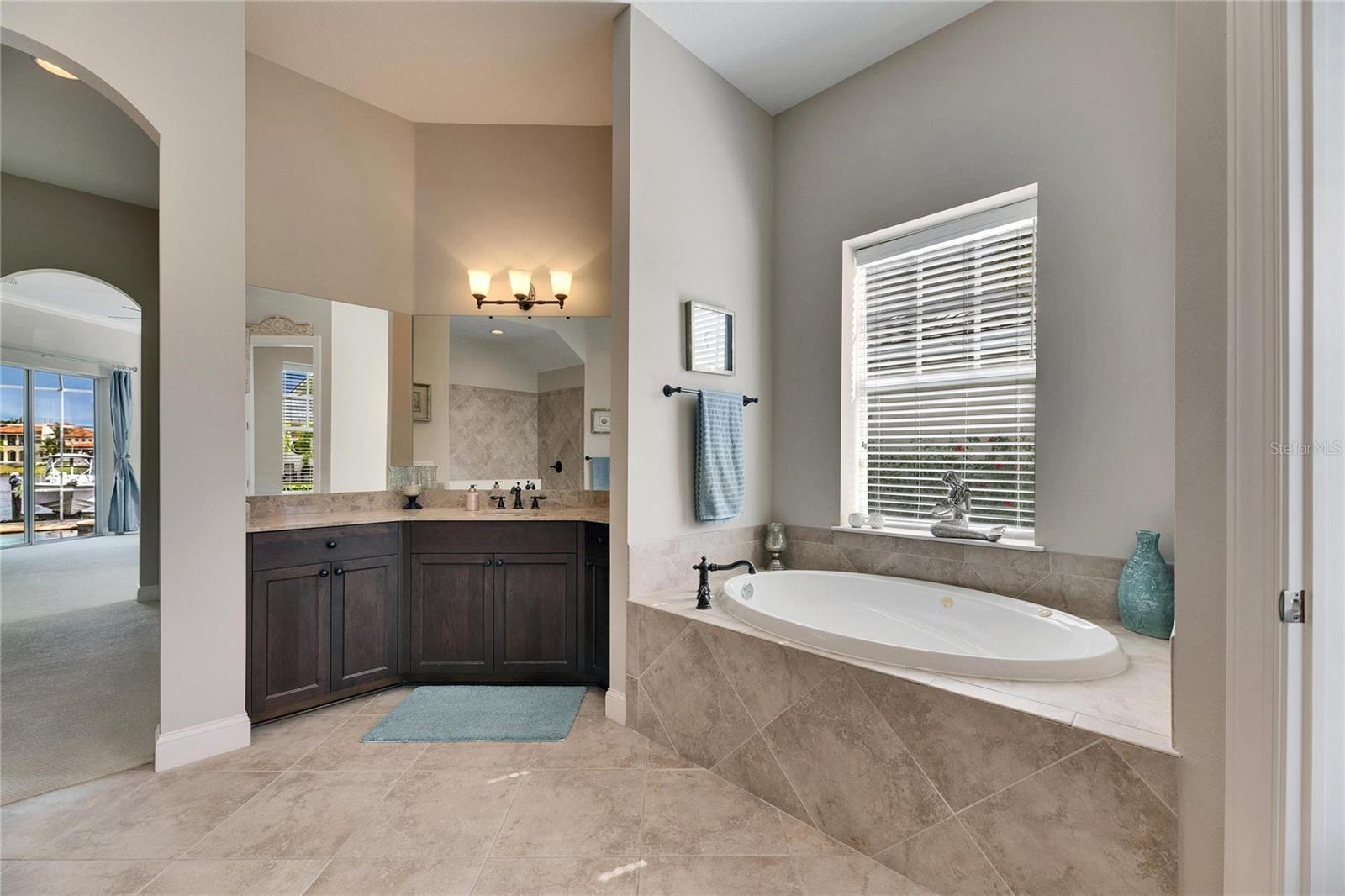 735 MANNS HARBOR DR, APOLLO BEACH, FL, 33572