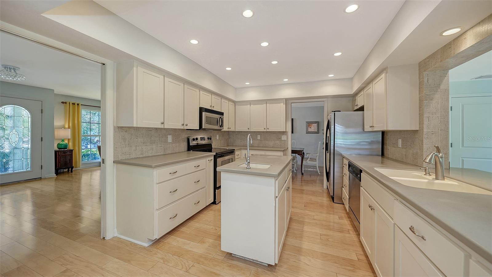 614 TROPICAL CIR, SARASOTA, FL, 34242