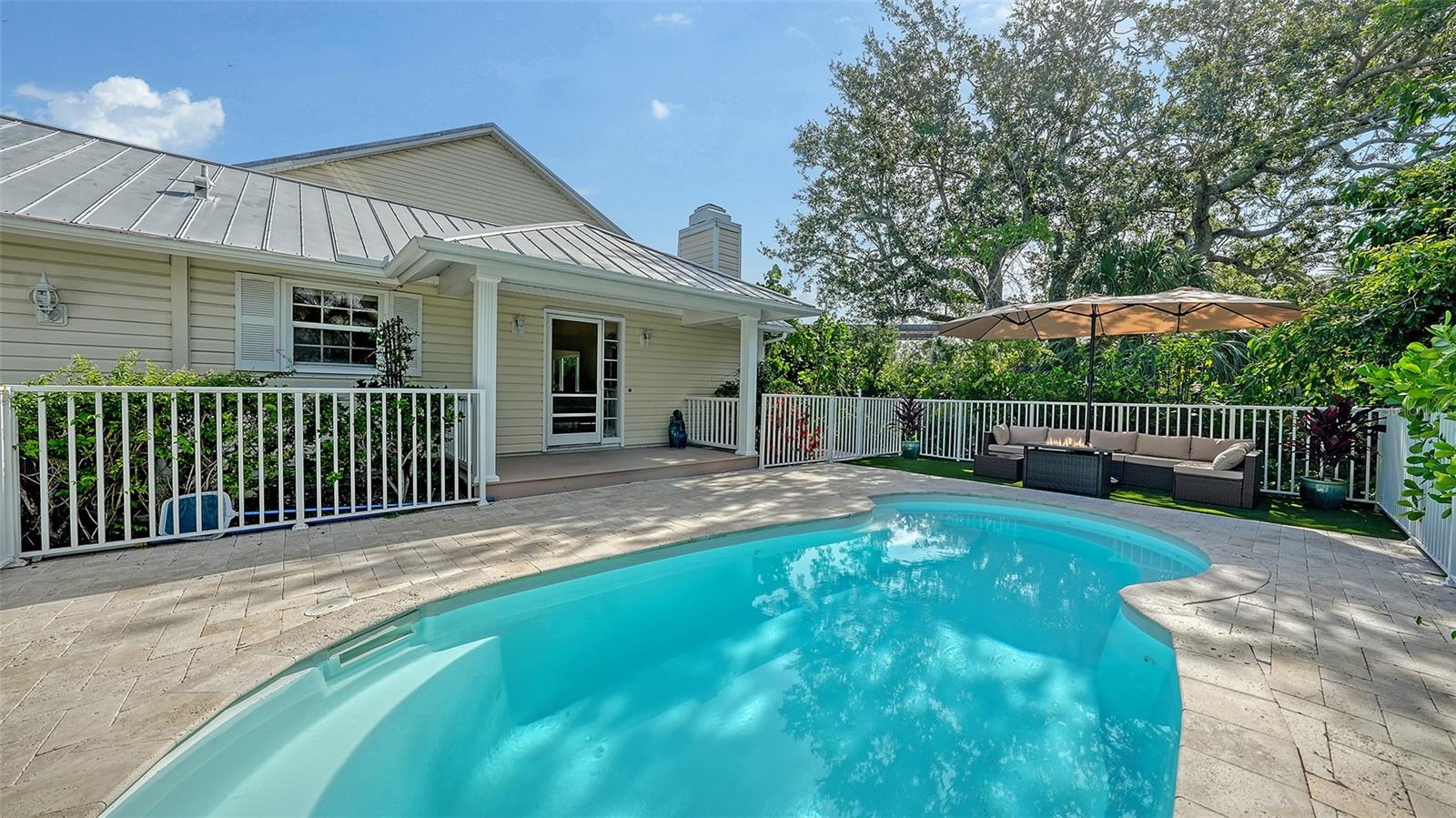 614 TROPICAL CIR, SARASOTA, FL, 34242