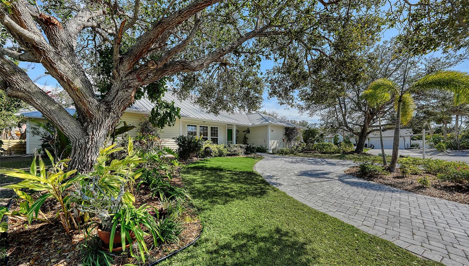 614 TROPICAL CIR, SARASOTA, FL, 34242