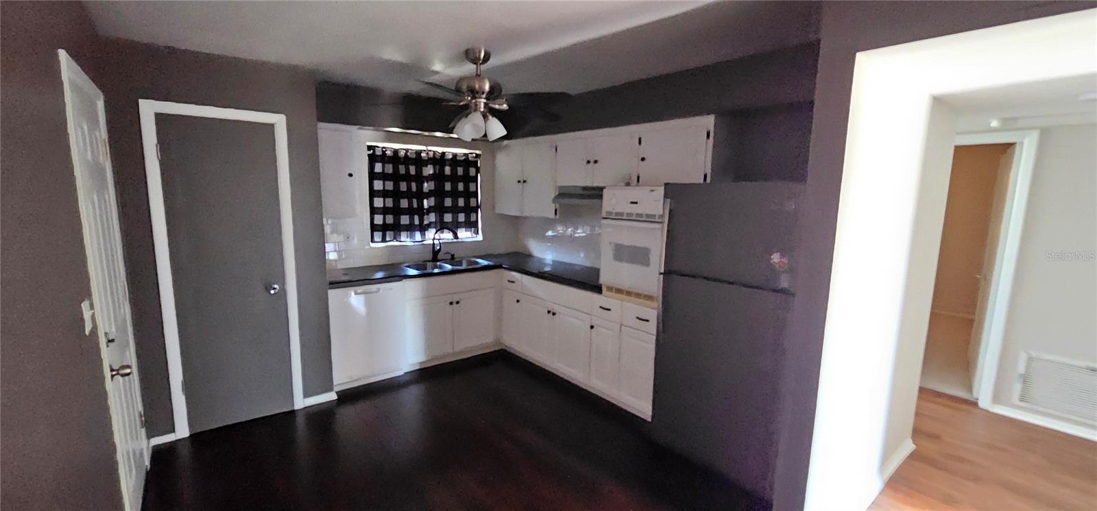 1507 N LAKE DR, SUN CITY CENTER, FL, 33573