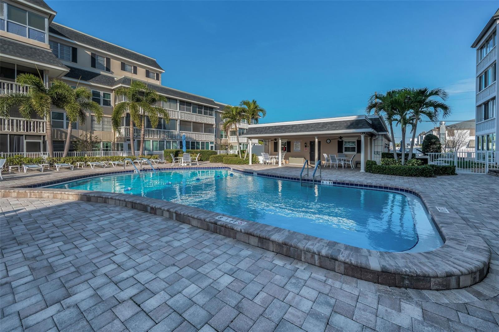 147 BLUFF VIEW DR #304, BELLEAIR BLUFFS, FL, 33770