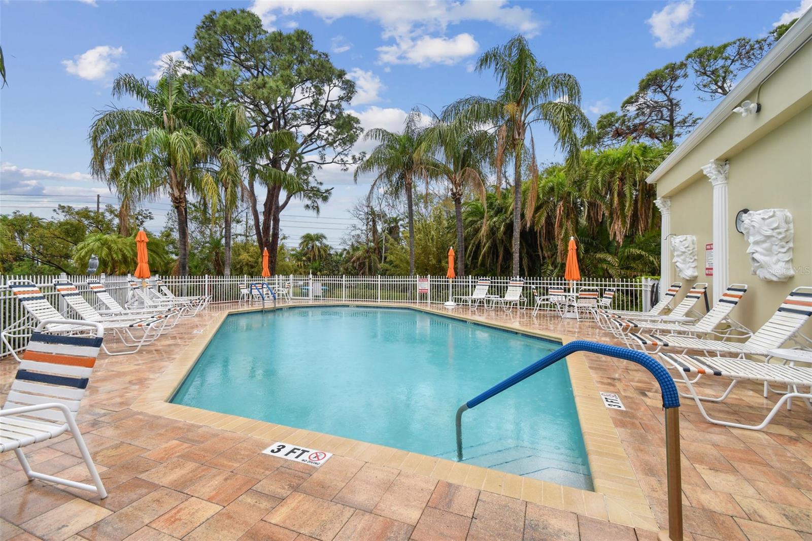 11162 KAPOK GRAND CIR, MADEIRA BEACH, FL, 33708