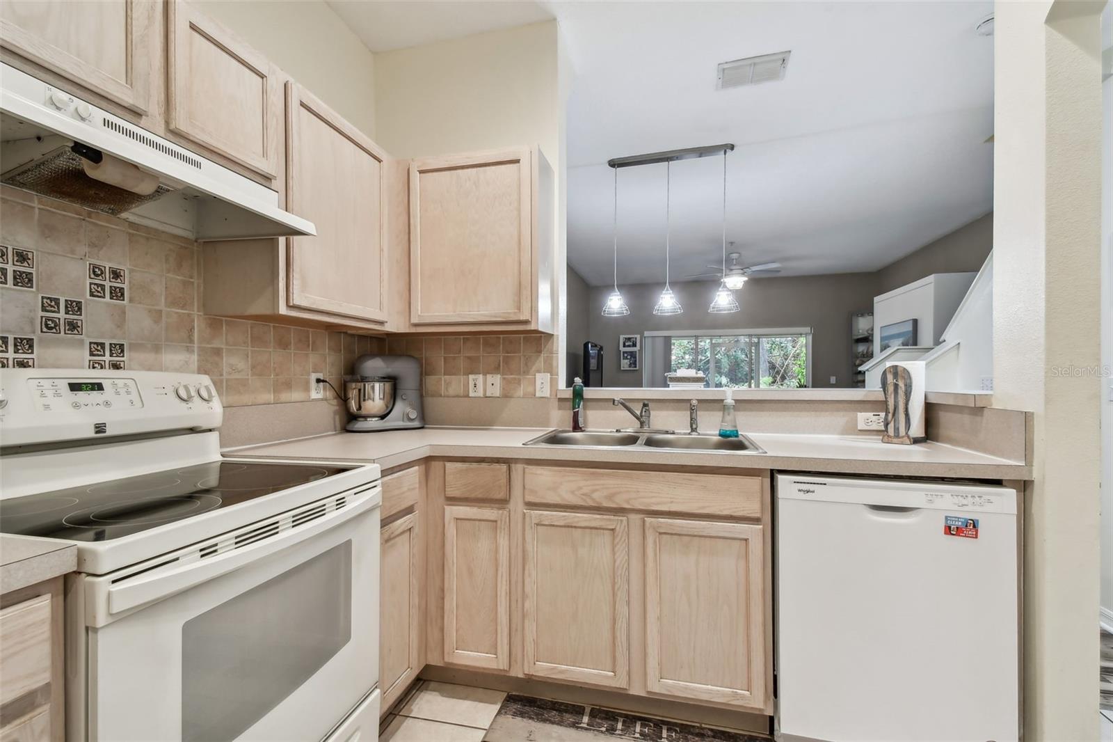11162 KAPOK GRAND CIR, MADEIRA BEACH, FL, 33708