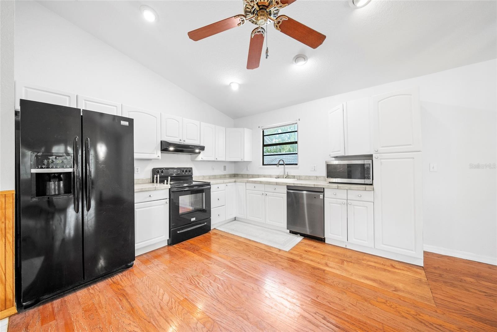 9811 MEMORIAL HWY, TAMPA, FL, 33615