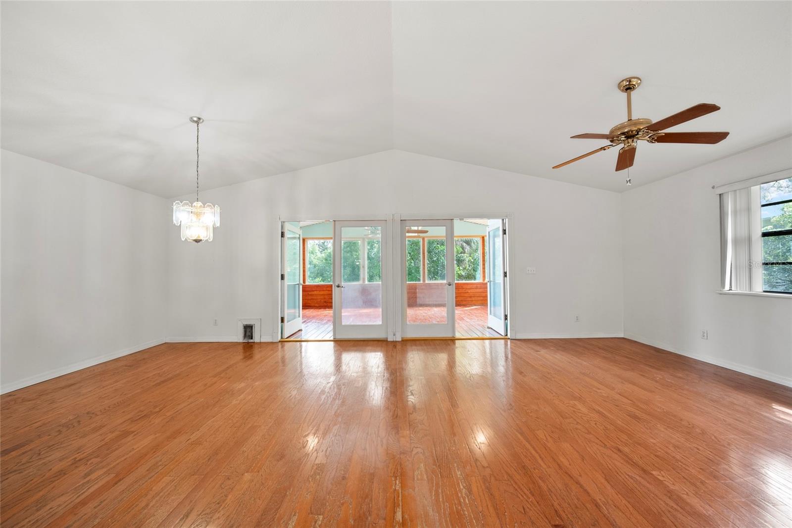 9811 MEMORIAL HWY, TAMPA, FL, 33615