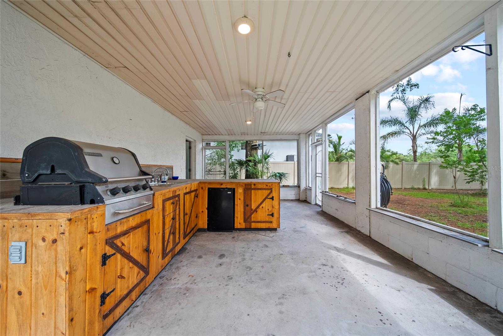 9811 MEMORIAL HWY, TAMPA, FL, 33615