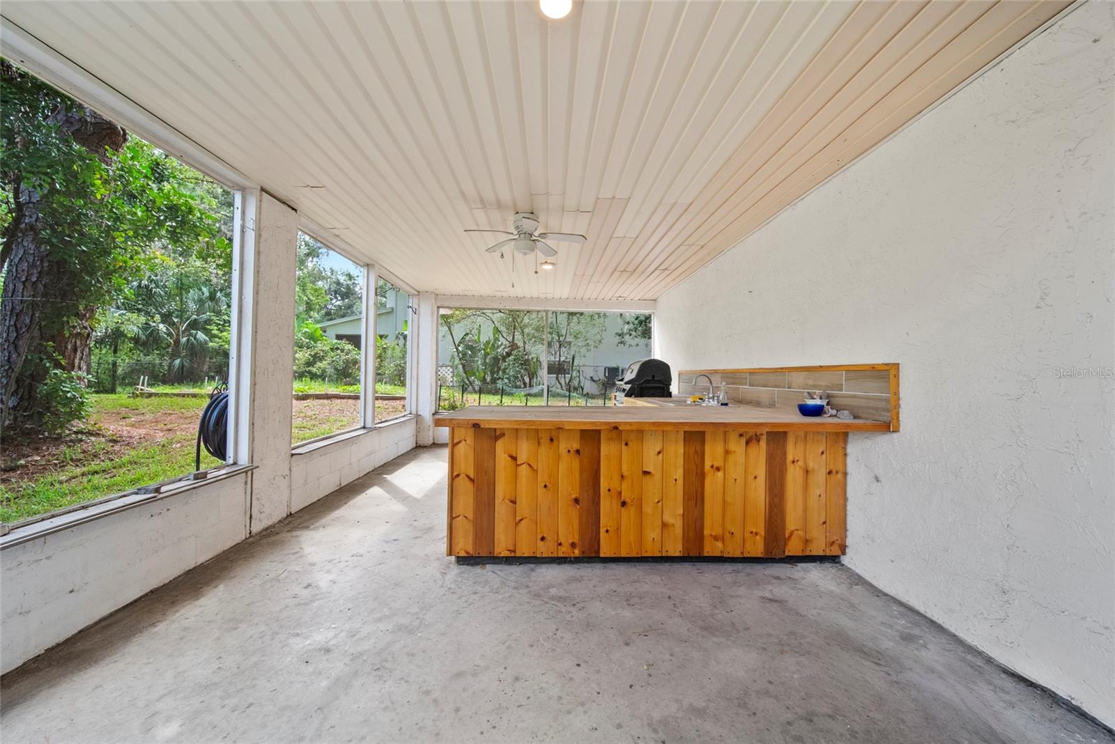 9811 MEMORIAL HWY, TAMPA, FL, 33615