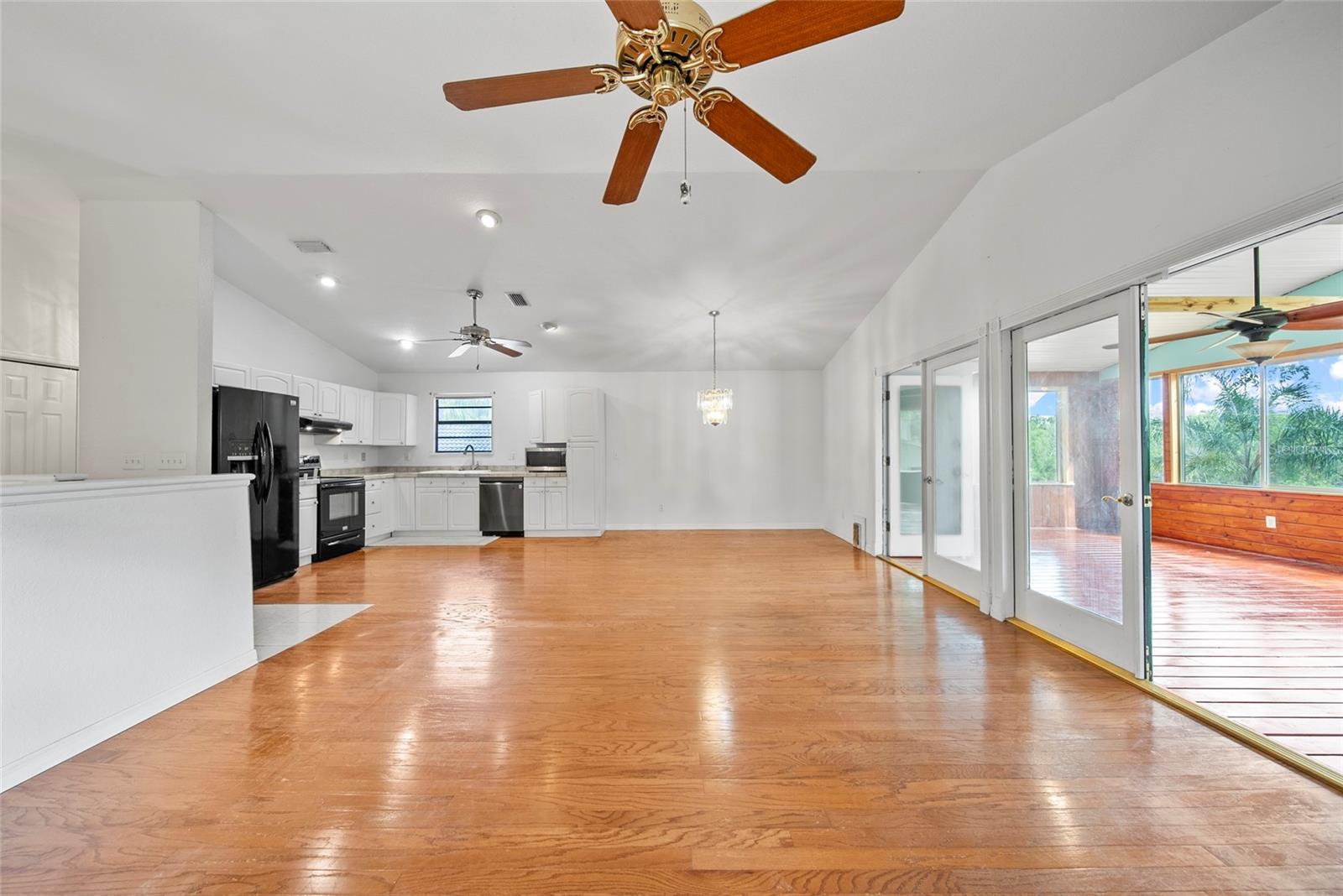 9811 MEMORIAL HWY, TAMPA, FL, 33615