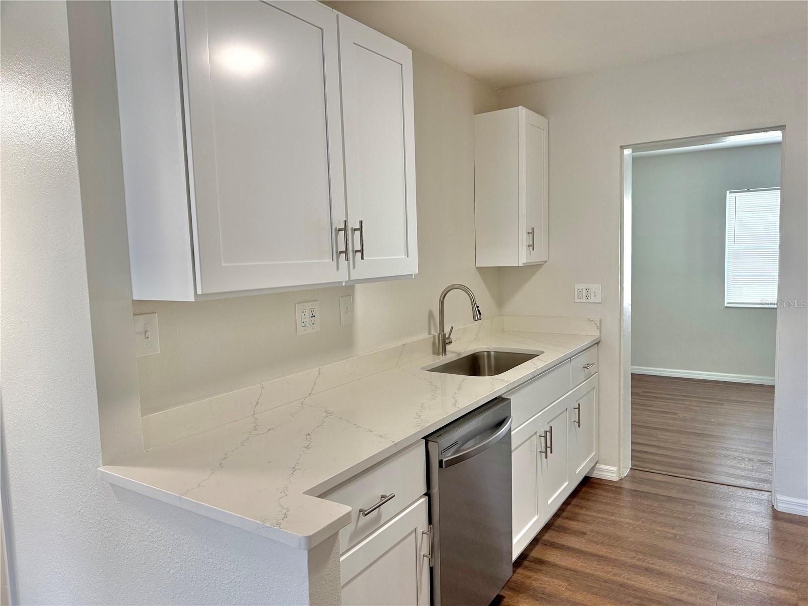 907 LAKEWOOD AVE, TAMPA, FL, 33613