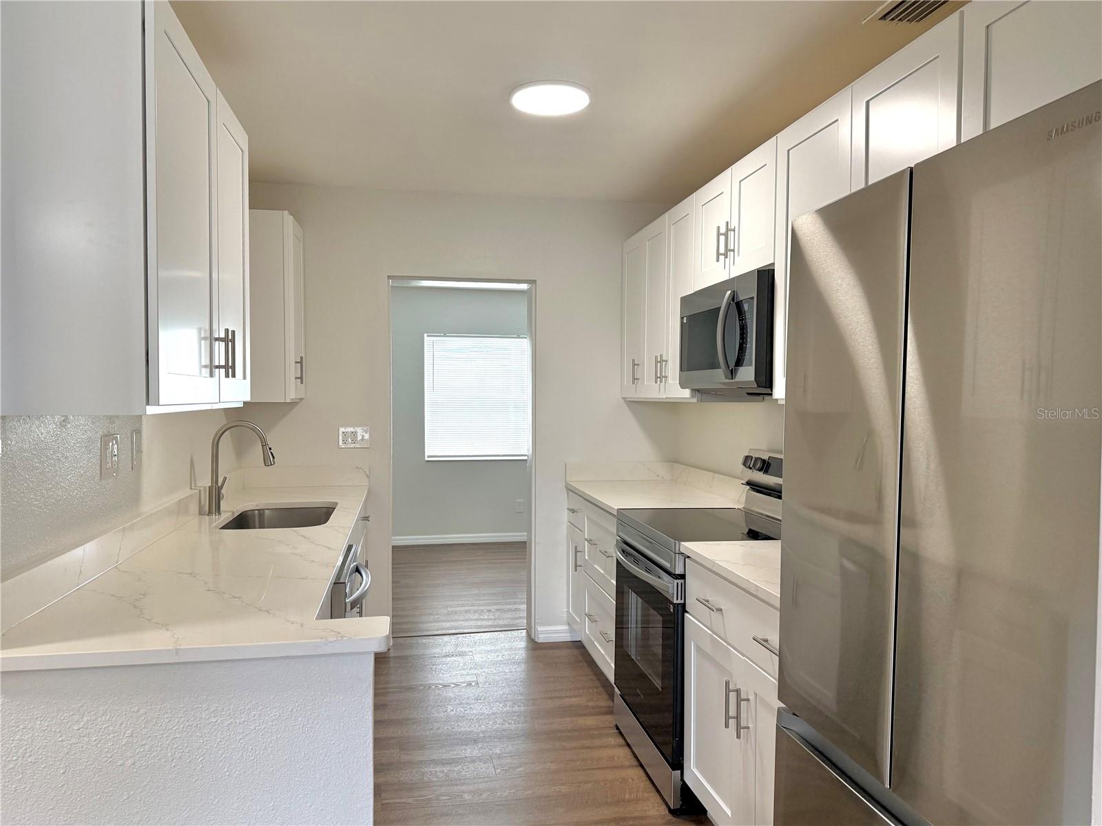 907 LAKEWOOD AVE, TAMPA, FL, 33613