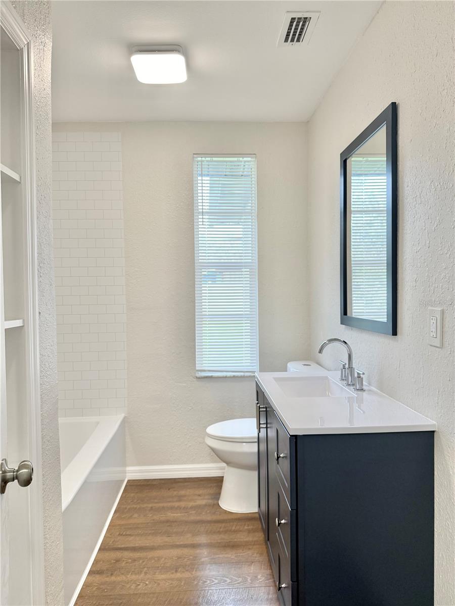 907 LAKEWOOD AVE, TAMPA, FL, 33613