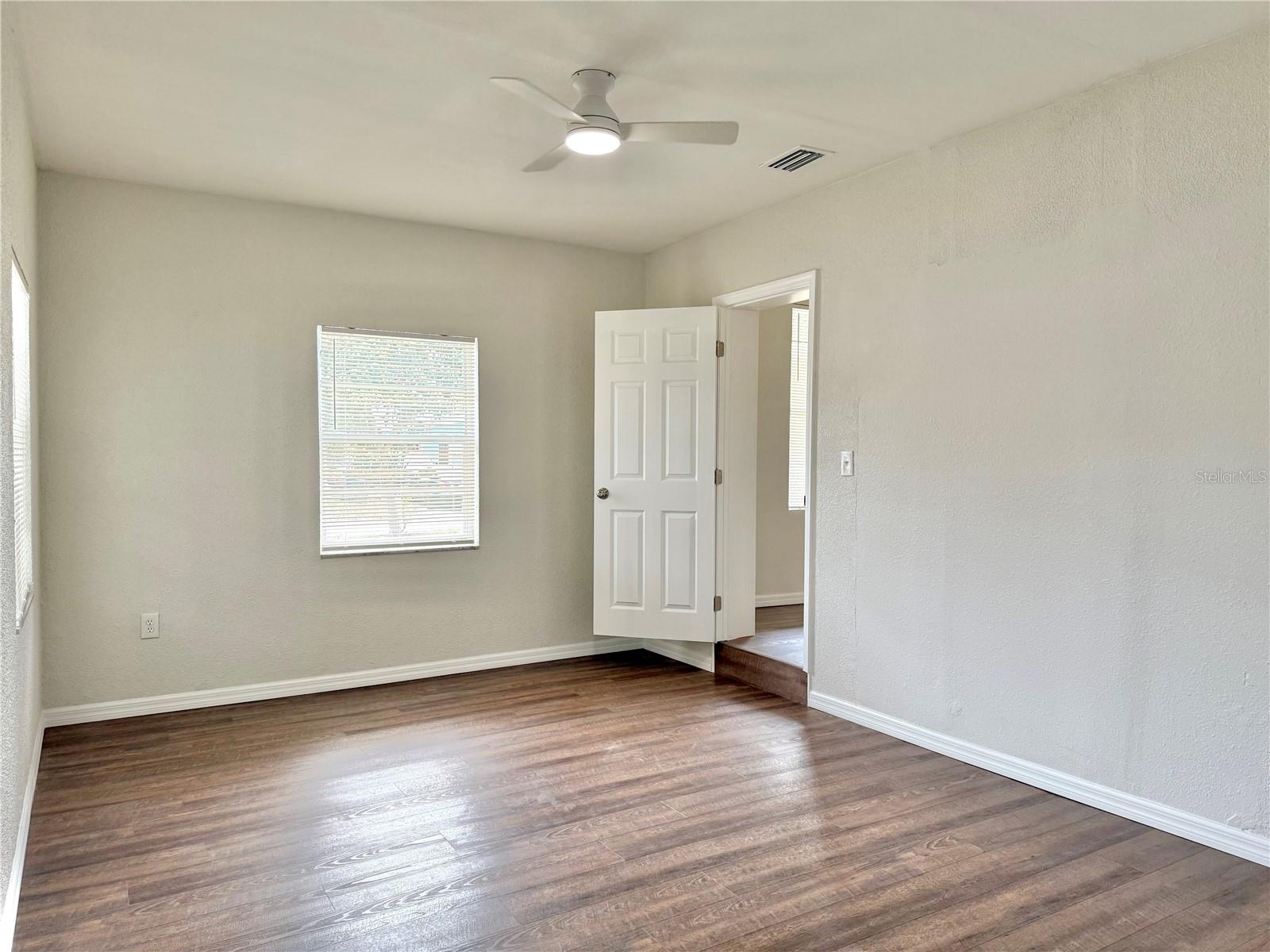 907 LAKEWOOD AVE, TAMPA, FL, 33613