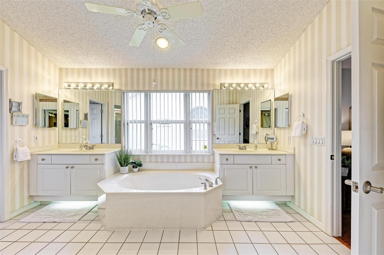 4916 LINSEY CT, SARASOTA, FL, 34243