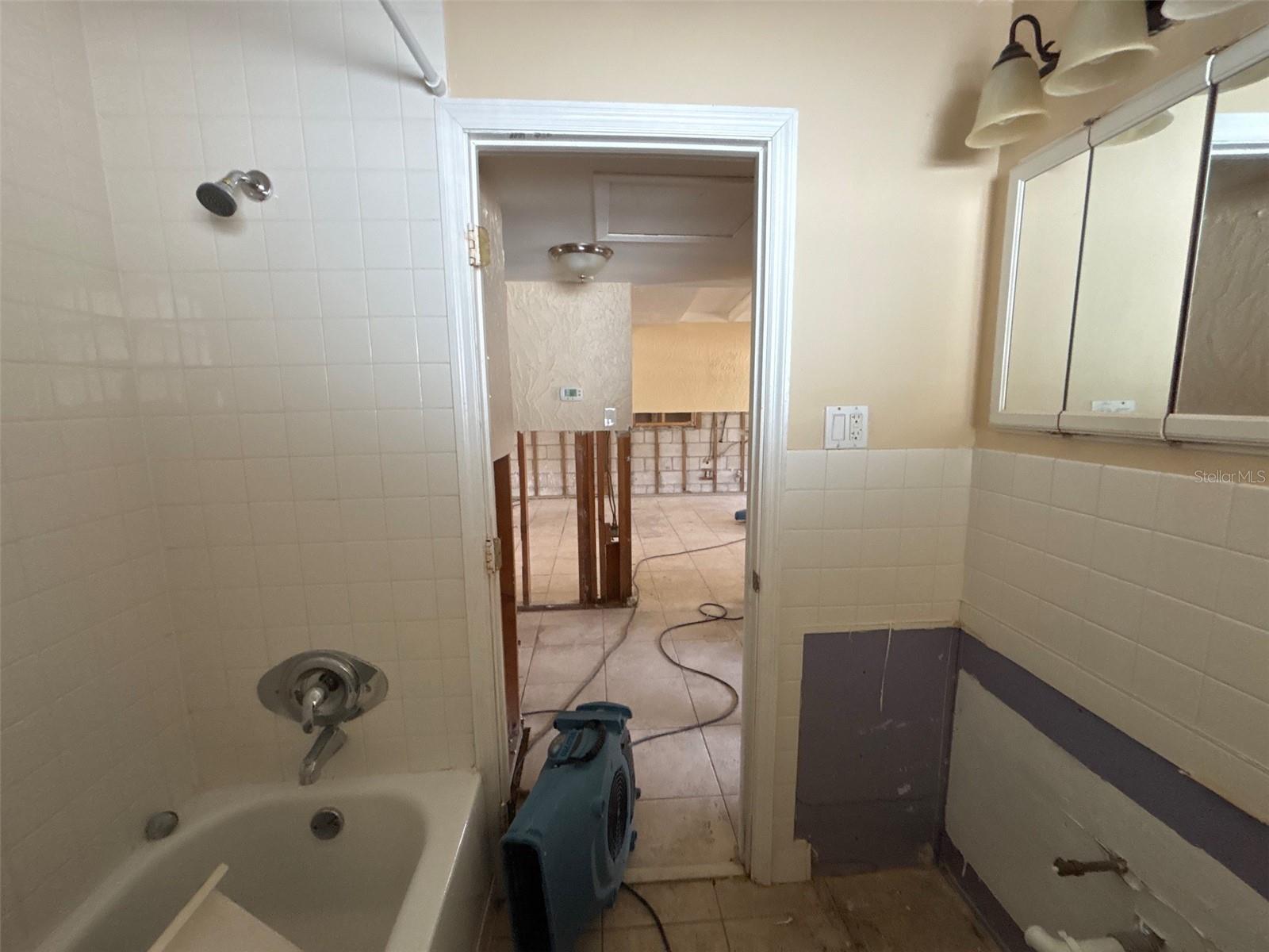 411 SHORE DR E, OLDSMAR, FL, 34677