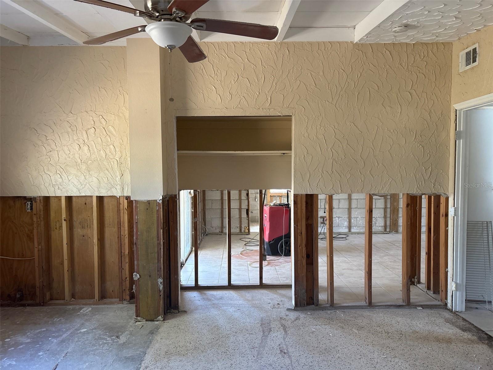 411 SHORE DR E, OLDSMAR, FL, 34677