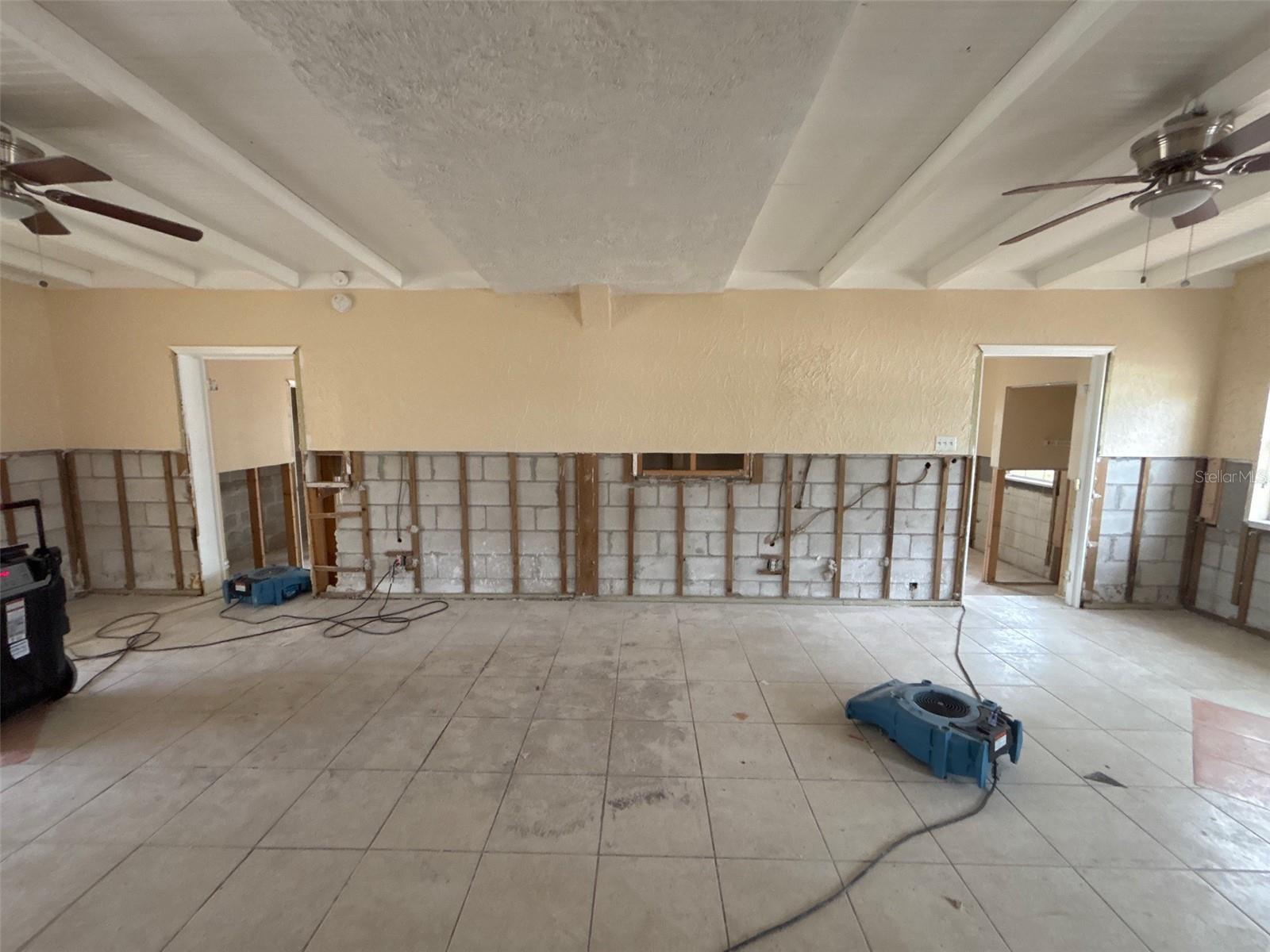 411 SHORE DR E, OLDSMAR, FL, 34677