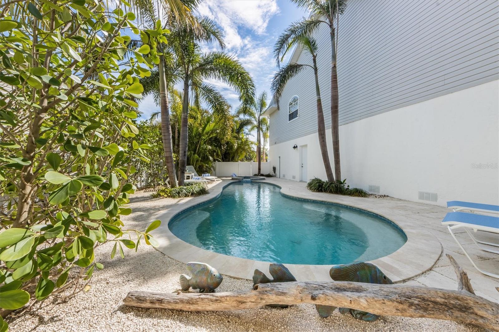 9 PALM HARBOR DR, HOLMES BEACH, FL, 34217