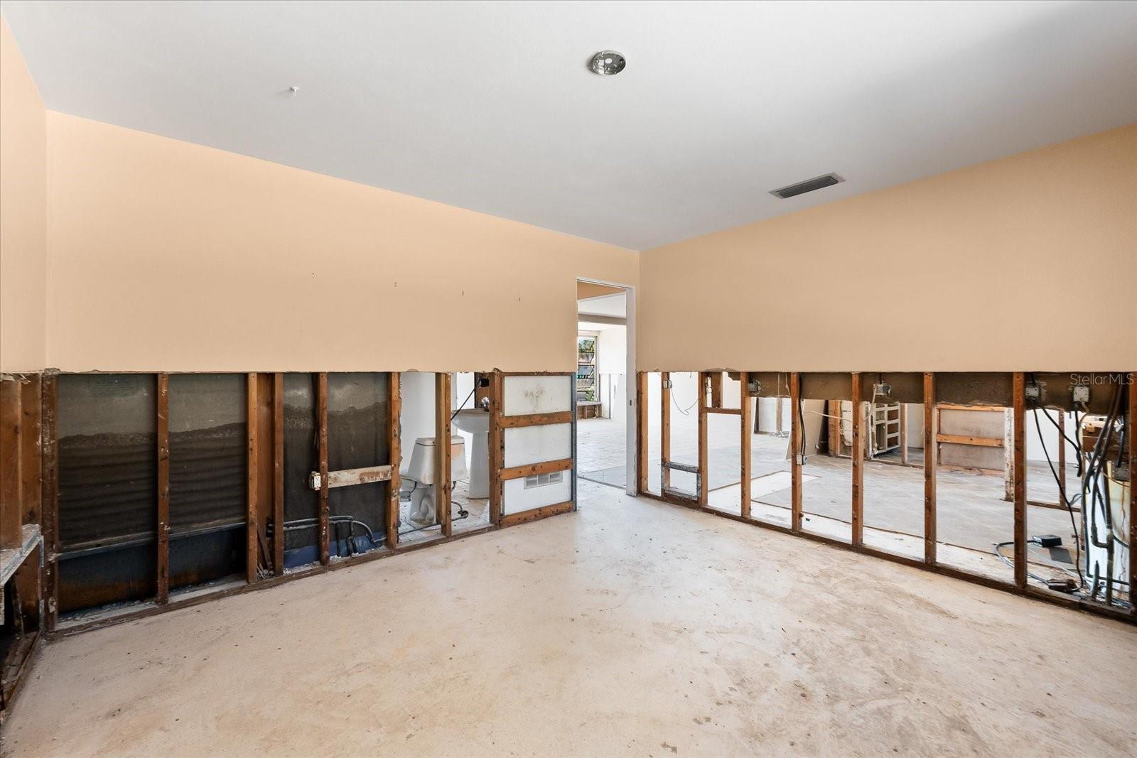 713 SAINT JUDES DR S #1, LONGBOAT KEY, FL, 34228