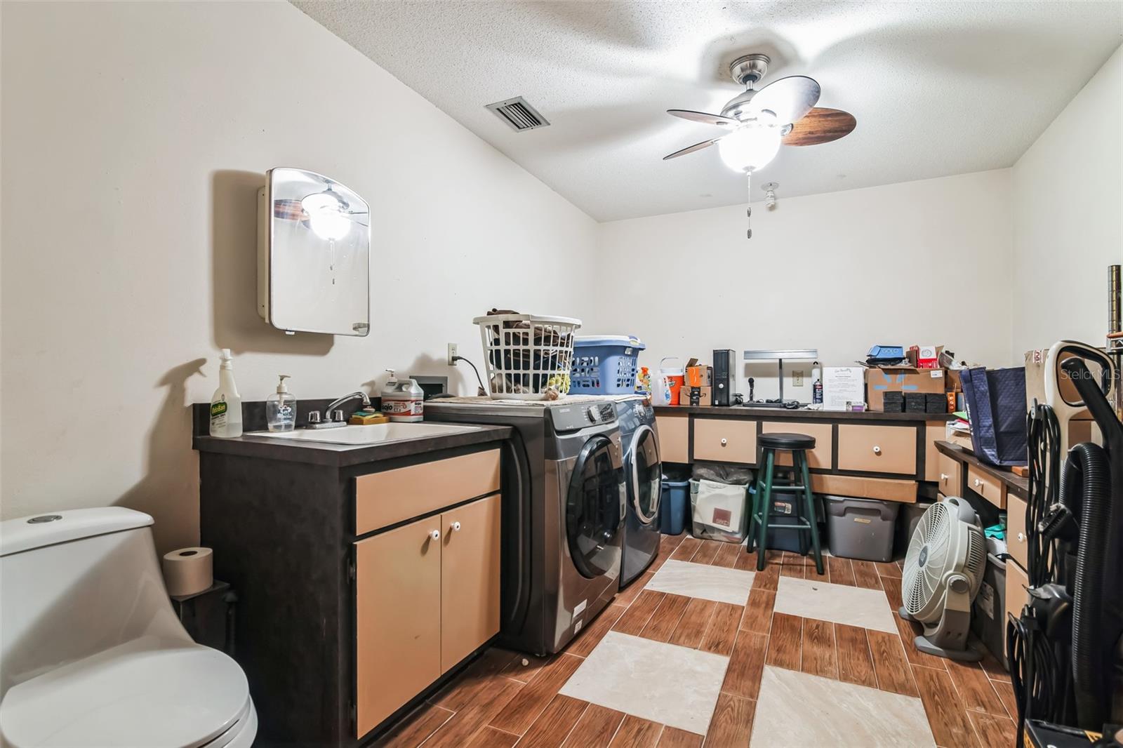 1101 N VALENCIA AVE, HOWEY IN THE HILLS, FL, 34737