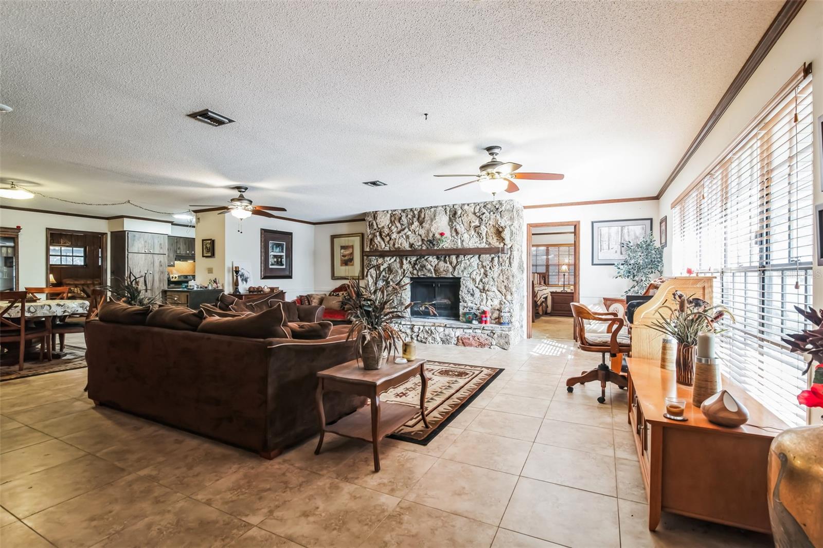 1101 N VALENCIA AVE, HOWEY IN THE HILLS, FL, 34737