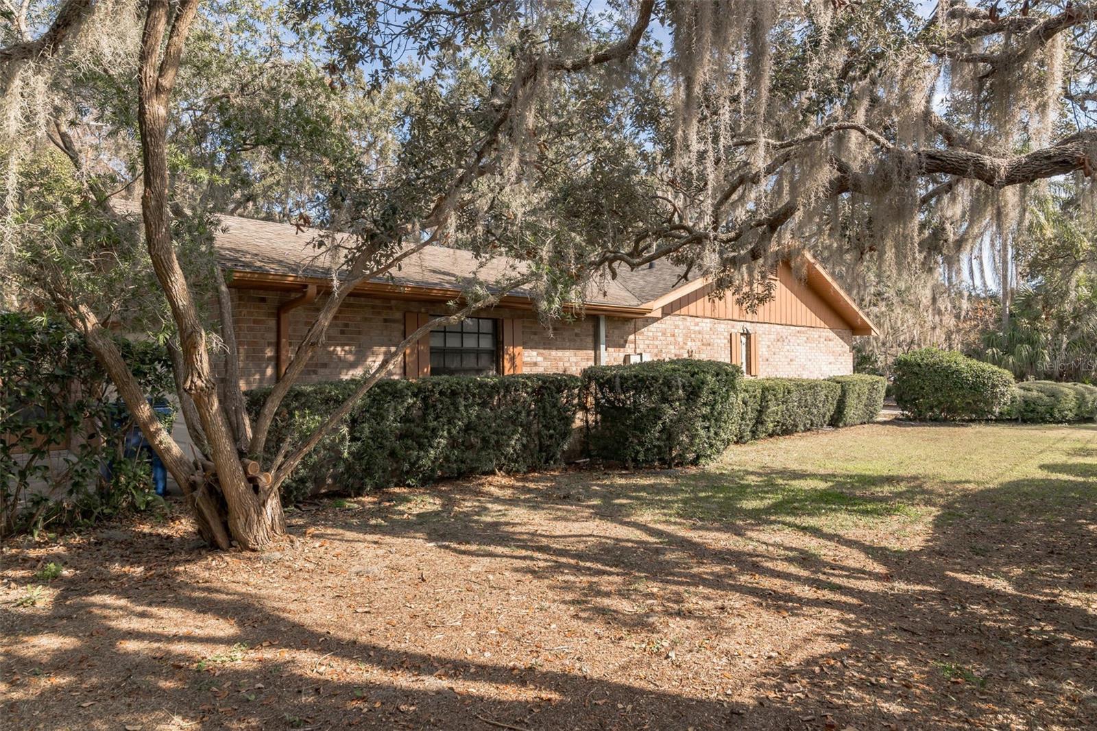 1101 N VALENCIA AVE, HOWEY IN THE HILLS, FL, 34737