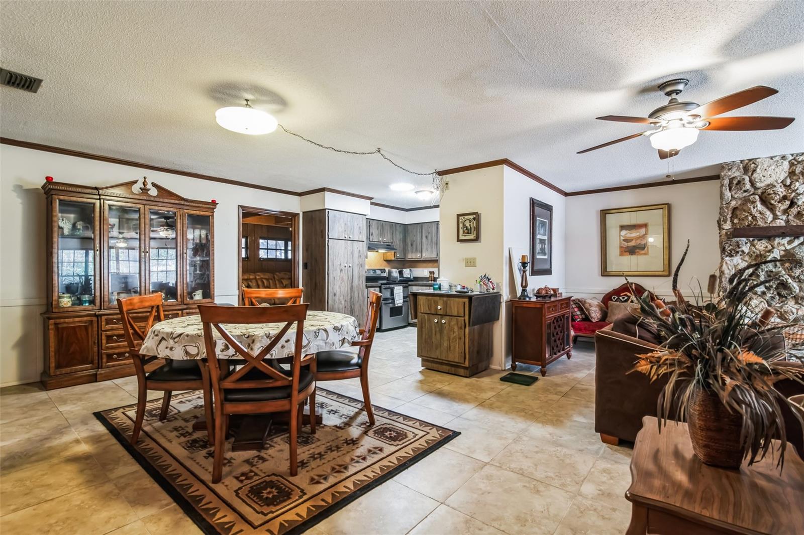 1101 N VALENCIA AVE, HOWEY IN THE HILLS, FL, 34737