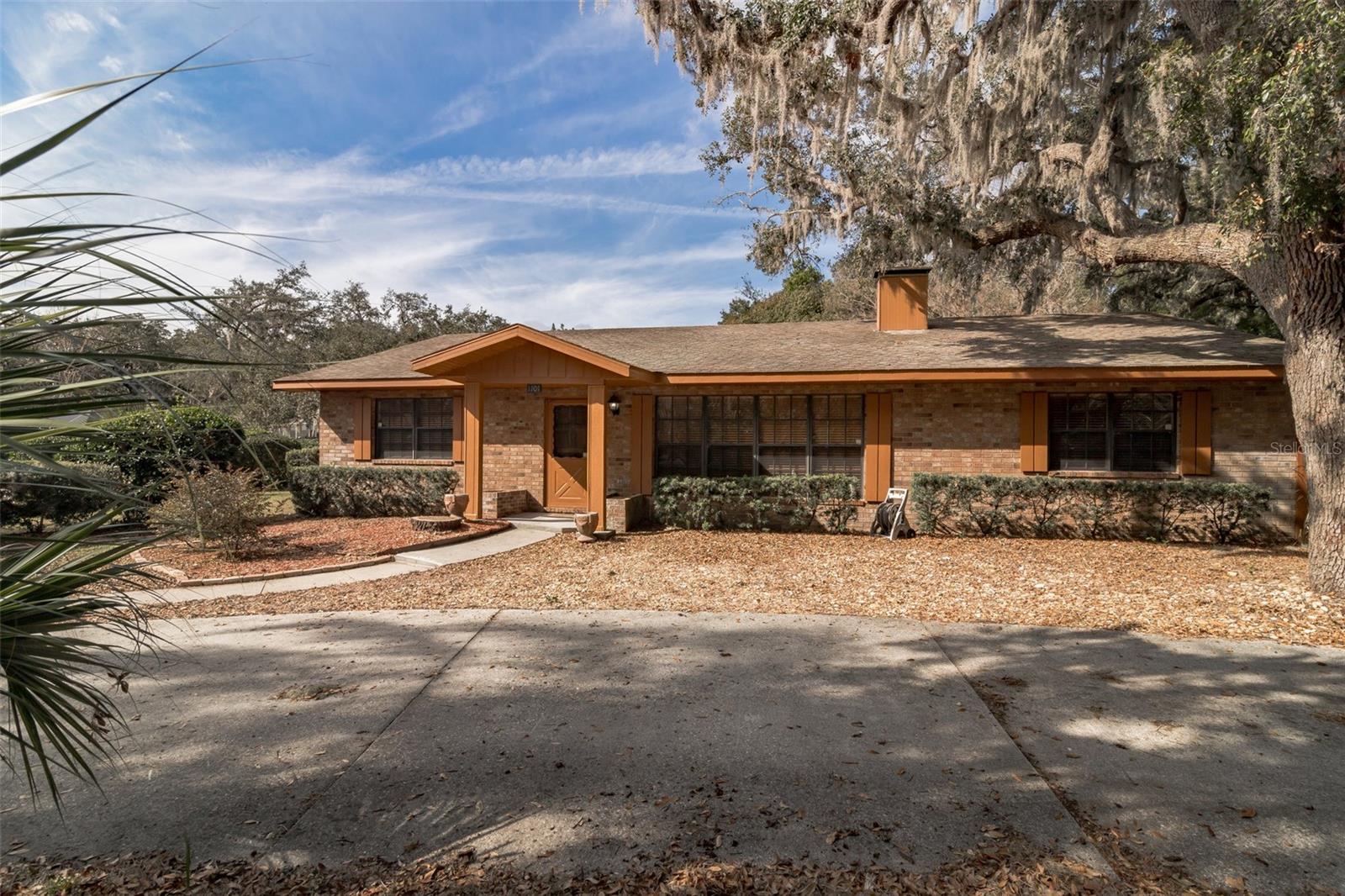 1101 N VALENCIA AVE, HOWEY IN THE HILLS, FL, 34737