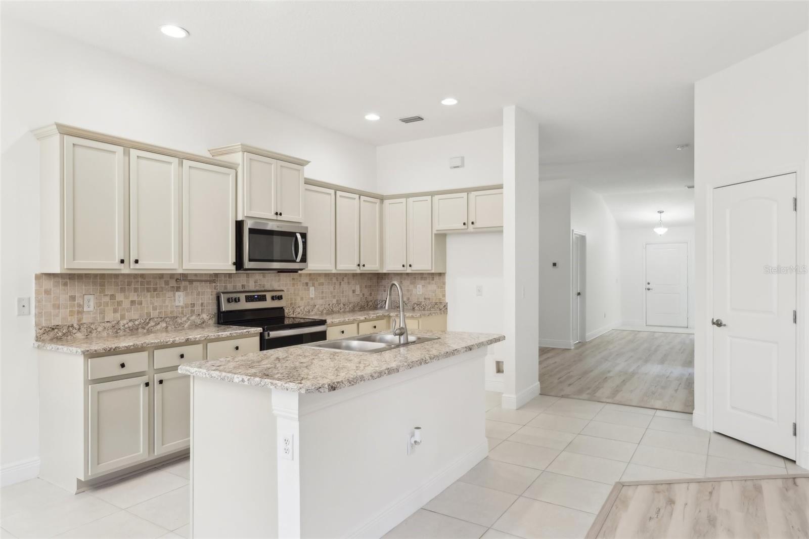 819 NE WHISTLING DUCK WAY, PORT ST LUCIE, FL, 34983