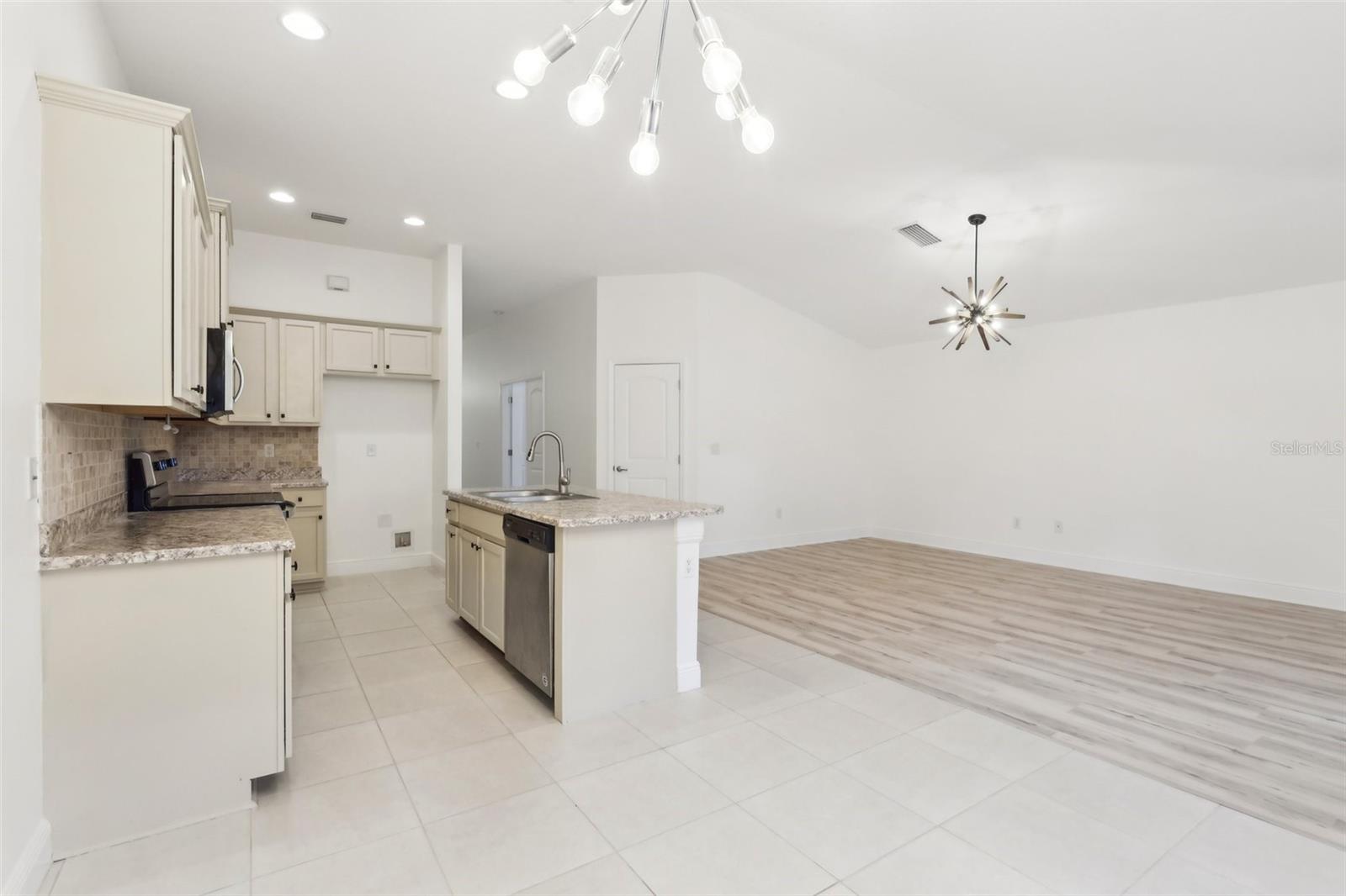 819 NE WHISTLING DUCK WAY, PORT ST LUCIE, FL, 34983