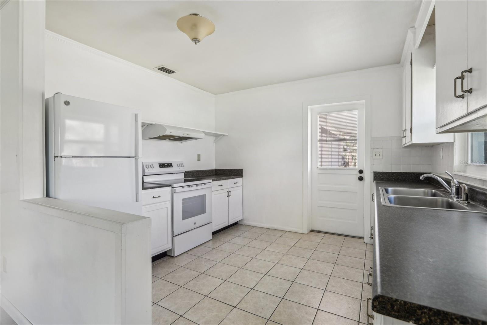 106 W NORTH BRANCH RD, RUSKIN, FL, 33570