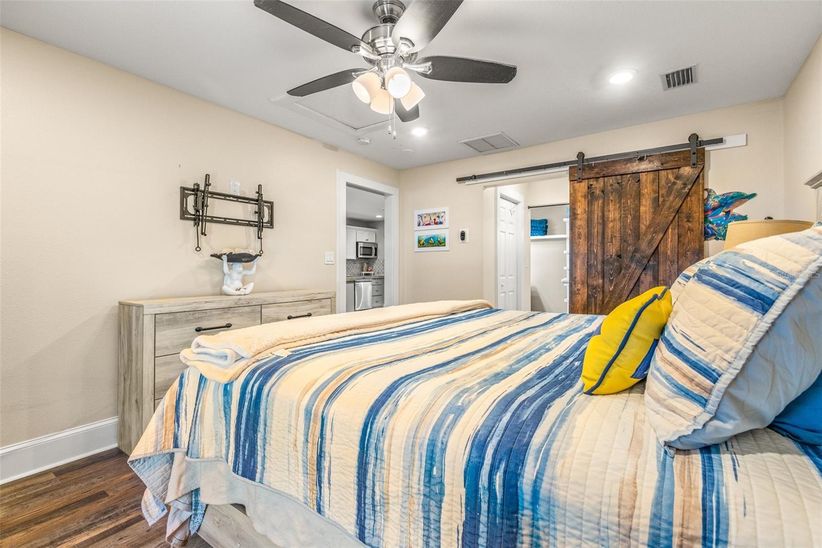 4135 BEACH DR SE, ST PETERSBURG, FL, 33705
